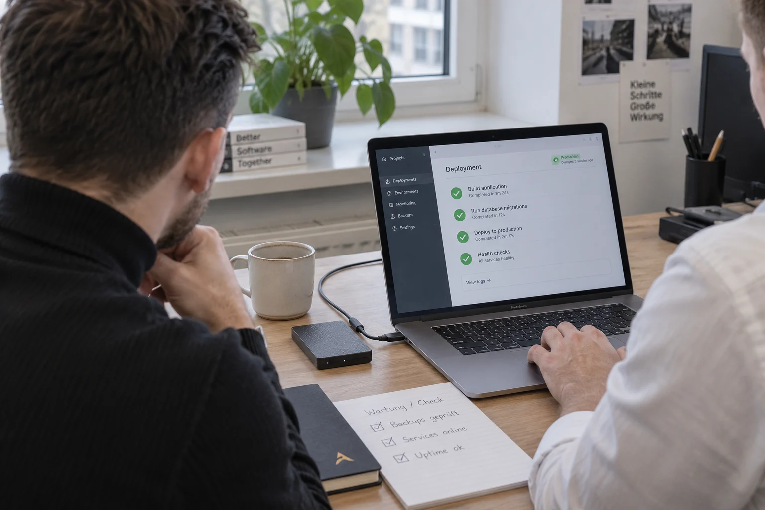 Kontrolle eines Website-Deployments mit Checkliste und angeschlossenem Backup-Laufwerk